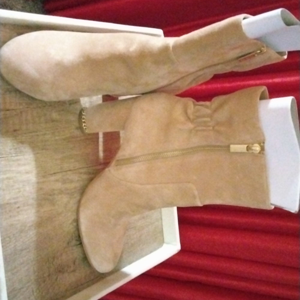 Micheal kors beige suede two inch heels size 9 short cut boits